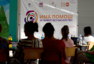 Настан во локална заедница во Северна Македонија каде што се промовираат услуги за жени што бараат помош поради семејно насилств