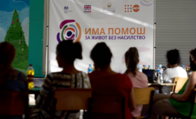 Настан во локална заедница во Северна Македонија каде што се промовираат услуги за жени што бараат помош поради семејно насилств